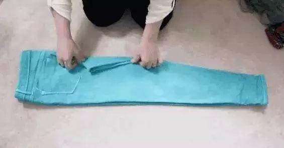 叠衣服这样做最聪明，再多衣服也不怕→