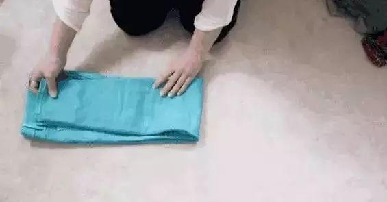 叠衣服这样做最聪明，再多衣服也不怕→