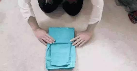 叠衣服这样做最聪明，再多衣服也不怕→