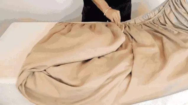 叠衣服这样做最聪明，再多衣服也不怕→
