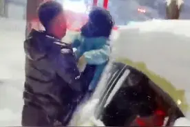妈见打系列！内蒙一父亲把2岁儿子当抹布给车扫雪：我小时候父亲也抱我扫图片
