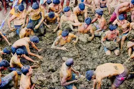 印度村民互相泼粪庆祝节日，他们说病人看了也会痊愈图片