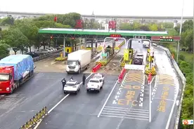 用几箱苹果做掩饰想免通行费，结果惊动了公安机关图片