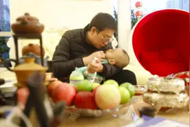 高中学历父亲自制药救罕见病儿子，妻子回应：曾想放弃，儿子希望我们这么折磨他吗图片