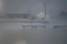 ​暴雪下的北方：一米多高的雪堵住家门、外卖员徒步送餐…图片