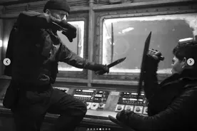 《敢死队4》曝光黑白片场照 杰森·斯坦森被人痛殴图片