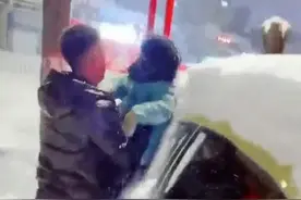 妈见打系列！父亲把2岁儿子当抹布给车扫雪：我小时候父亲也抱我扫图片