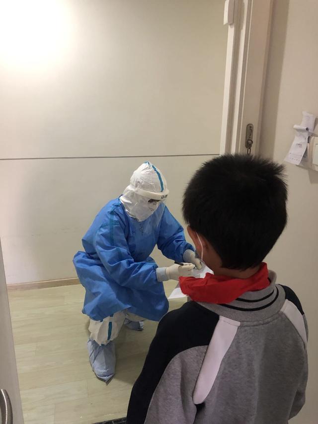 朝阳一集中观察酒店来了47名孩子，医护人员变身暖心“大白”