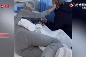 八旬夫妻病床前的这一幕，看哭了图片
