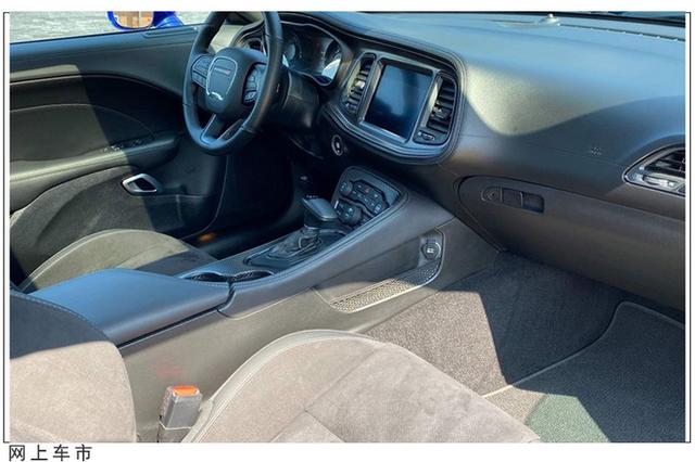 经典美式品牌，内饰极具运动感！道奇挑战者海外实拍，搭5.7L V8