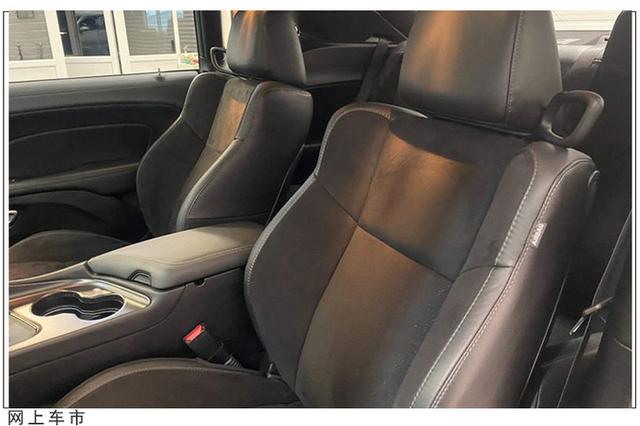 经典美式品牌，内饰极具运动感！道奇挑战者海外实拍，搭5.7L V8