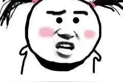 险！幼童光着腿独自在车流中徘徊，父母浑然不知图片