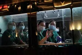 采样点里，护士在椅子上睡着了，小区群众悄悄送被子盖上图片