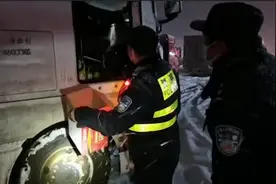 “需要方便面和热水吗？”辽宁民警冒雪为滞留司机提供帮助视频封面