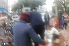 柳州老人占道卖菜被投诉，城管果断出手！这次网友纷纷点赞？图片