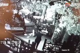 原地静止5秒！火锅店小伙上菜时肉被风吹走！网友：真正的“雪花肉”图片