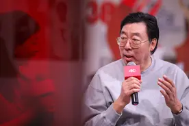 中国跳高传奇朱建华来到进博会：希望有人能打破我的全国纪录图片