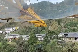 重庆女子开塔吊顺带帮大叔运红薯，500斤两分钟搞定图片