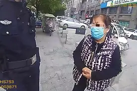 “来，孩子，让阿姨抱抱你”，杭州大妈这一举动让年轻辅警红了脸……图片