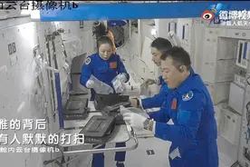 饮料、纸巾集体“逃跑”!太空饭后收桌子，王亚平这个动作亮了图片