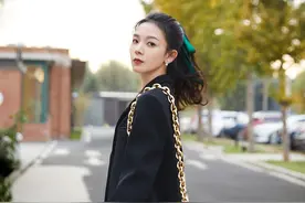 陈瑶黑色风衣搭长筒靴秀骨感美腿 扎绿色发带回眸凝望氛围感拉满图片