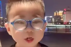 7岁男孩基因突变身高停在3岁，父亲：儿子每次都主动去锻炼，他知道这是为了他好图片