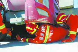 电瓶车拖挂车相撞骑车人卡在车轮间 消防人员破拆营救图片