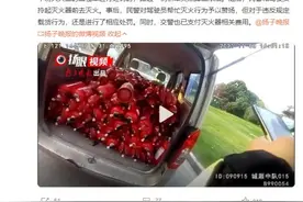 电影都不敢这么拍！面包车违规载一车灭火器巧遇火情图片