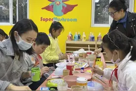 闲置锅碗瓢盆还能变成手绘乐器？这些小朋友们用奇思妙想装扮社区→图片