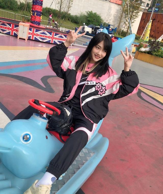 女生玩lol游戏（关注女子电竞⑥戴上耳机）