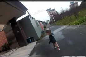 杭州粗心妈妈取快递包裹时把3岁儿子忘在快递驿站，民警送回图片