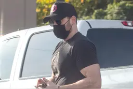 Muscle桃！克里斯·埃文斯现身诊所 倒三角身材绝图片