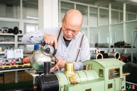 国内第一人！上海爷叔造的蒸汽小火车，也太逼真了，还能拉动12个人……图片