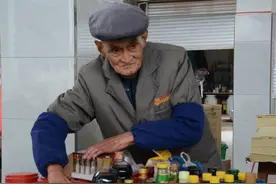 四川峨眉山市102岁老人帮女儿守摊卖货 算起账来不输年轻人图片