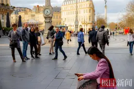 武音毕业生在法国街头奏古筝，向世界展示中华乐器，收获千万粉丝图片