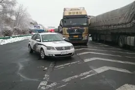救护车大雪天被堵高速，民警11分钟开辟救命通道图片