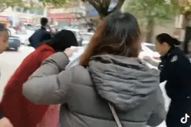贵州一孕妇当街临产，民警立即围成人墙图片