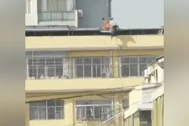 消防员救轻生女子时坠楼，已不幸牺牲图片