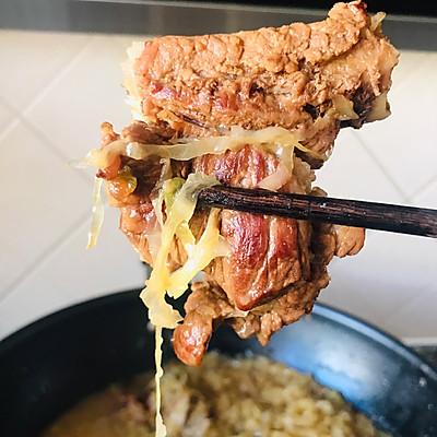 这样做酸菜炖排骨，隔壁小孩都馋哭了