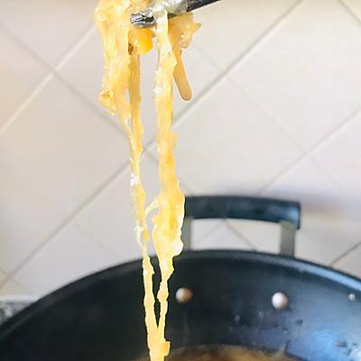 这样做酸菜炖排骨，隔壁小孩都馋哭了