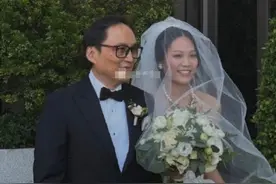 霍启刚堂妹霍咏盈完婚 穿拖尾婚纱手捧鲜花温婉大方图片