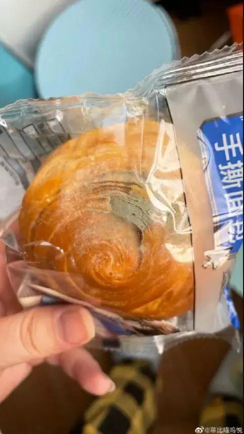 小松鼠吃坚果破解版（发霉长毛吃出虫卵网红品牌被大批投诉你可能也买过）