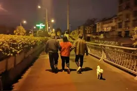 失意女子凌晨在桥上哭泣，民警装扮成路人将她劝下图片