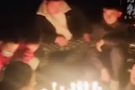 安徽牺牲消防员即将离伍结婚，女友独自到殡仪馆执意守灵图片