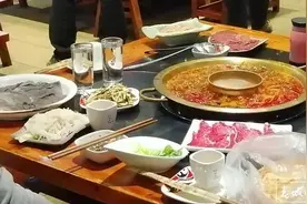 昆明姑娘吃完火锅打喷嚏崩开裤子！冲上热搜！网友：不怪你…图片