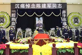 救人牺牲消防员陈建军遗体告别，安徽蒙城群众沿途自发送行图片