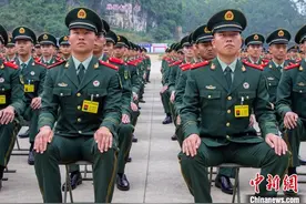 武警广西总队两千余名新兵授衔宣誓图片