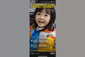 出生6个月就住在爸爸外卖箱的小女孩长大了，笑容依然治愈图片