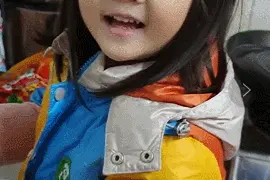 “外卖宝宝”长大了！出生6个月就住在爸爸外卖箱的小女孩笑容依然治愈图片