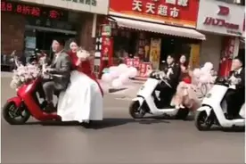 新郎骑电动车迎亲，因为没戴头盔主动到交警队认罚图片